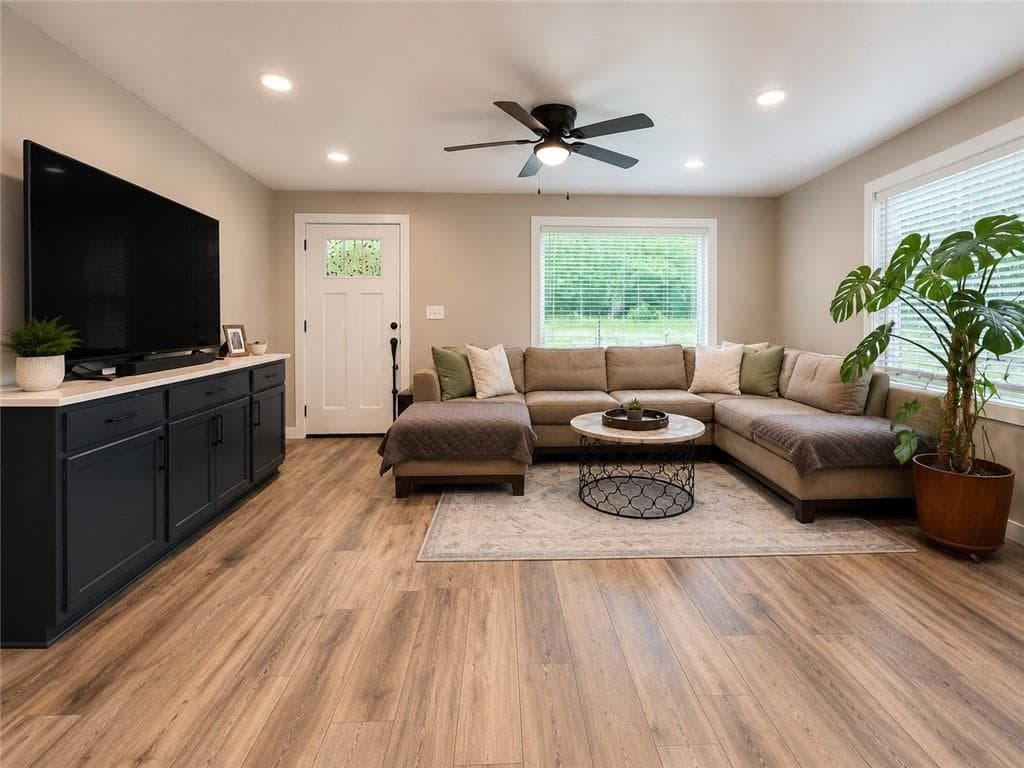 2 bedroom, 1 bathroom, 980 sq ft single family residence under contract at 960 S Main Street, Jasper, GA 30143 — photo 4