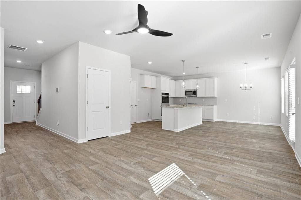 4 bedroom, 4 bathroom, 2,860 sq ft single family residence under contract at 371 Orwell Drive, Social Circle, GA 30025 — photo 5