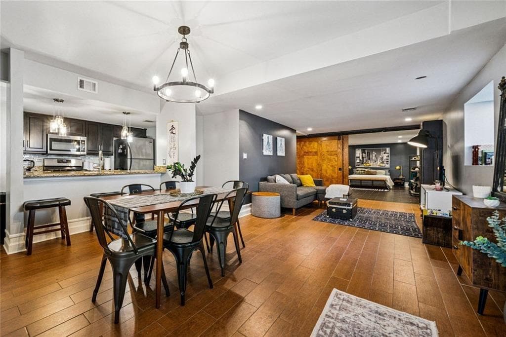 2 bedroom, 1 bathroom, 1,102 sq ft condominium for sale at 3048 Briarcliff Road 9, Atlanta, GA 30329 — photo 2