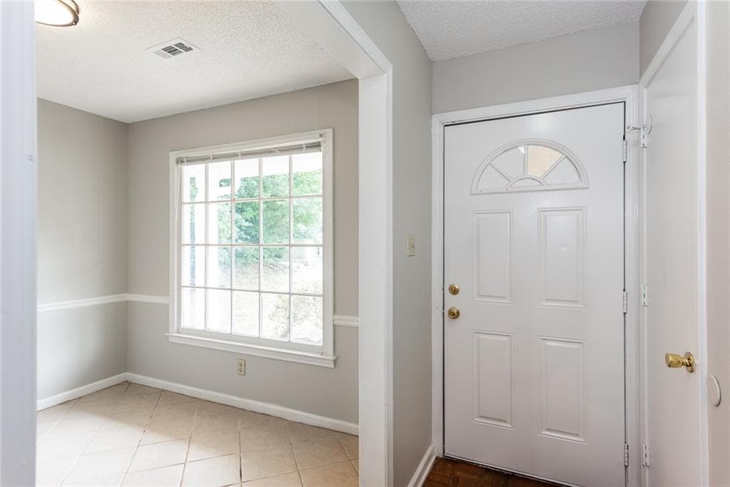 3 bedroom, 3 bathroom, 1,313 sq ft townhouse under contract at 1676 Winchester Way, Conyers, GA 30013 — photo 3