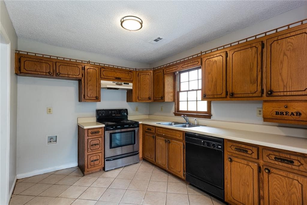 3 bedroom, 3 bathroom, 1,313 sq ft townhouse under contract at 1676 Winchester Way, Conyers, GA 30013 — photo 4