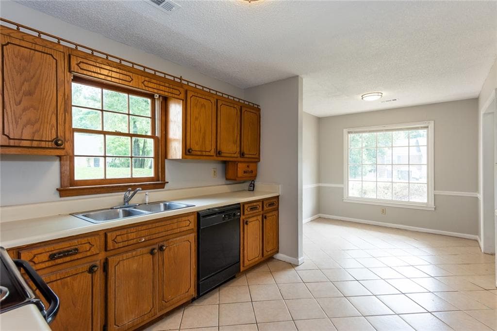3 bedroom, 3 bathroom, 1,313 sq ft townhouse under contract at 1676 Winchester Way, Conyers, GA 30013 — photo 6