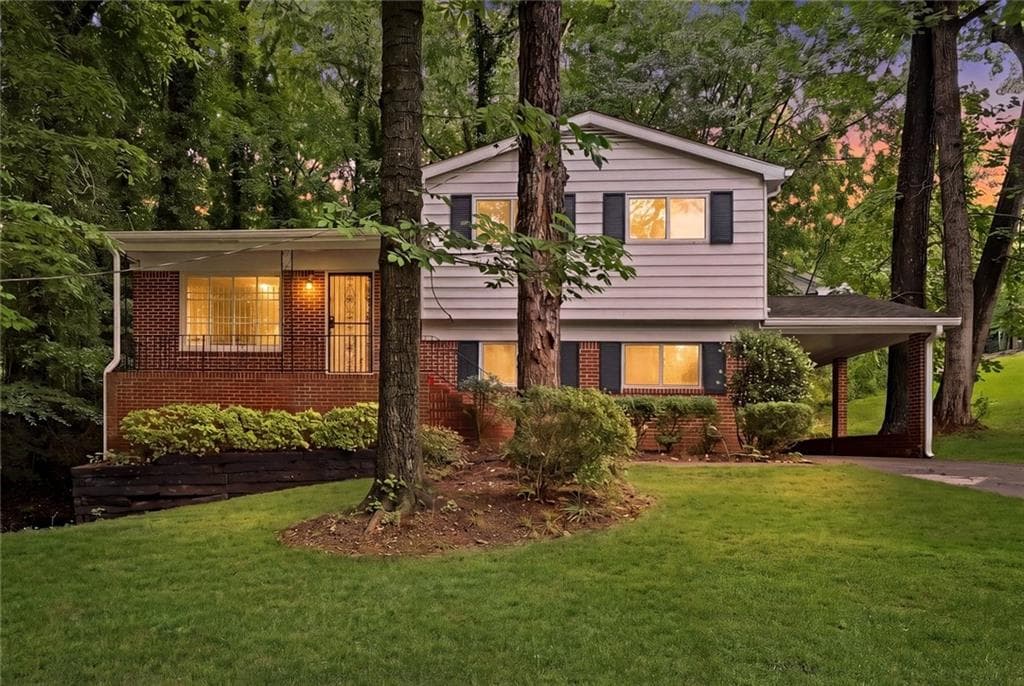 4 bedroom, 3 bathroom, 1,050 sq ft single family residence for sale at 799 Kings Grant Drive, Atlanta, GA 30318 — photo 2