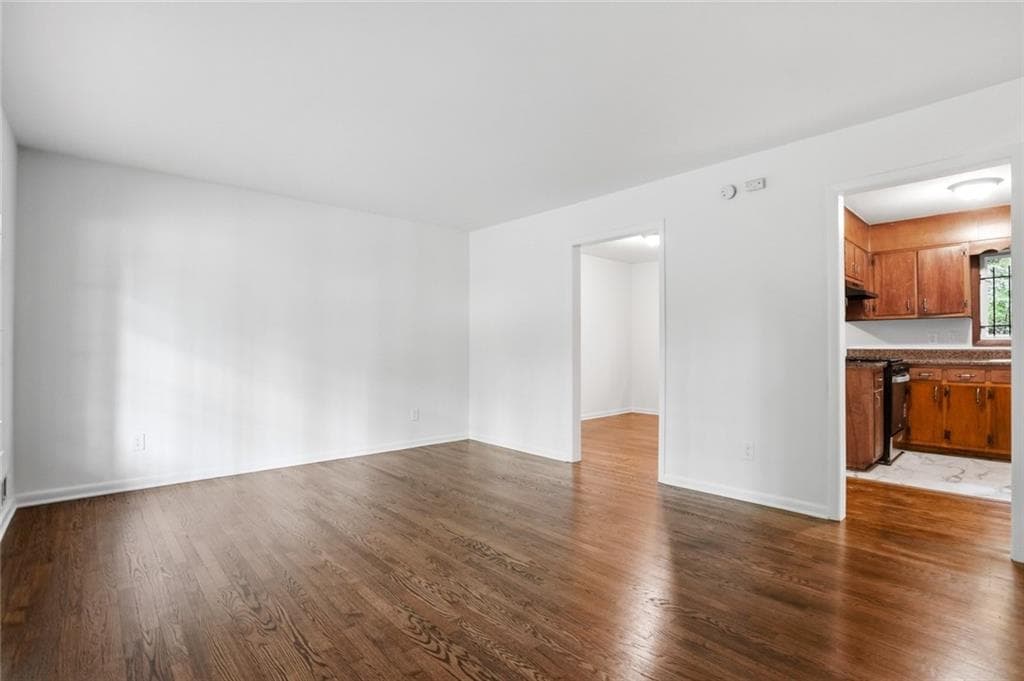 4 bedroom, 3 bathroom, 1,050 sq ft single family residence for sale at 799 Kings Grant Drive, Atlanta, GA 30318 — photo 4