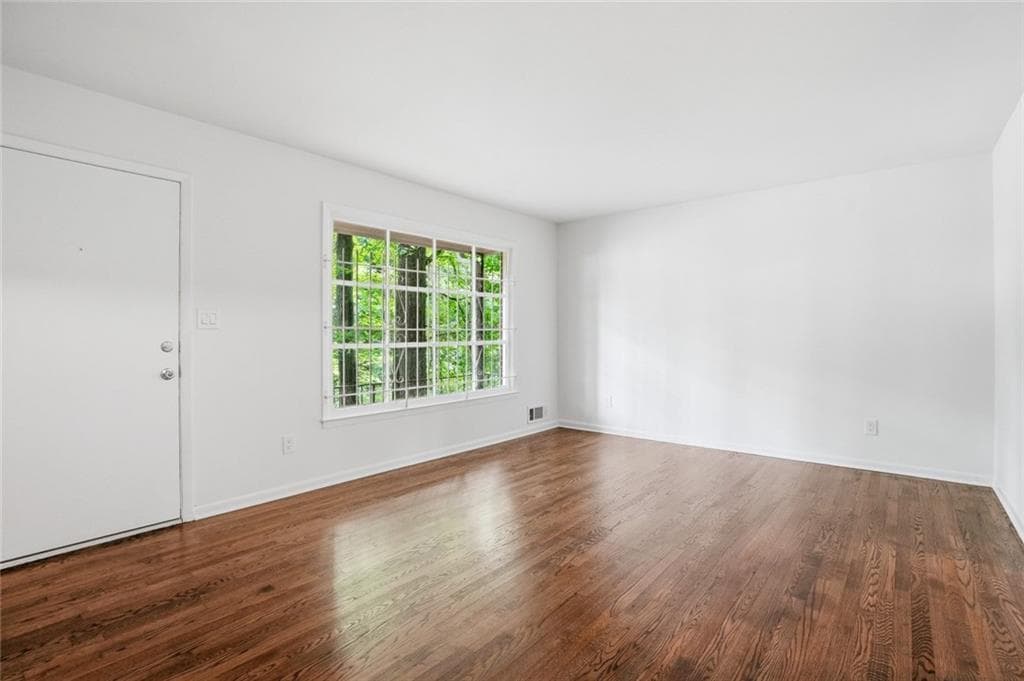 4 bedroom, 3 bathroom, 1,050 sq ft single family residence for sale at 799 Kings Grant Drive, Atlanta, GA 30318 — photo 7