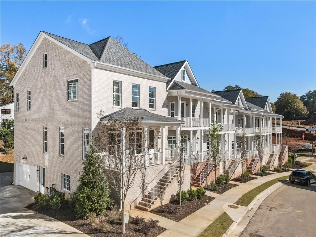 4 bedroom, 4 bathroom, 2,566 sq ft townhouse for rent at 2035 Parkside Lane, Roswell, GA 30076 for $3,750 a month — photo 2