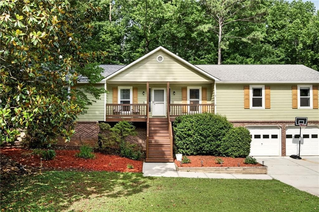 4 bedroom, 2 bathroom, 3,521 sq ft single family residence for sale at 1526 Hickory Drive, Lilburn, GA 30047 — photo 2