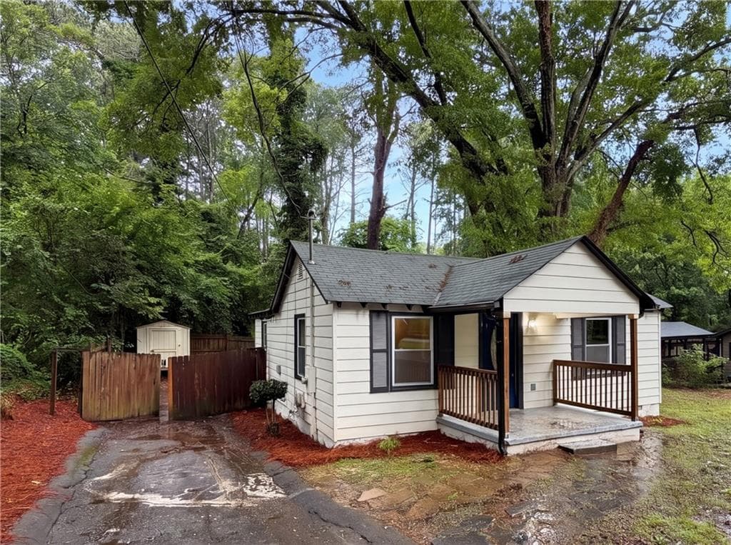 2 bedroom, 1 bathroom, 896 sq ft single family residence for sale at 710 Milton Street, Scottdale, GA 30079 — photo 2