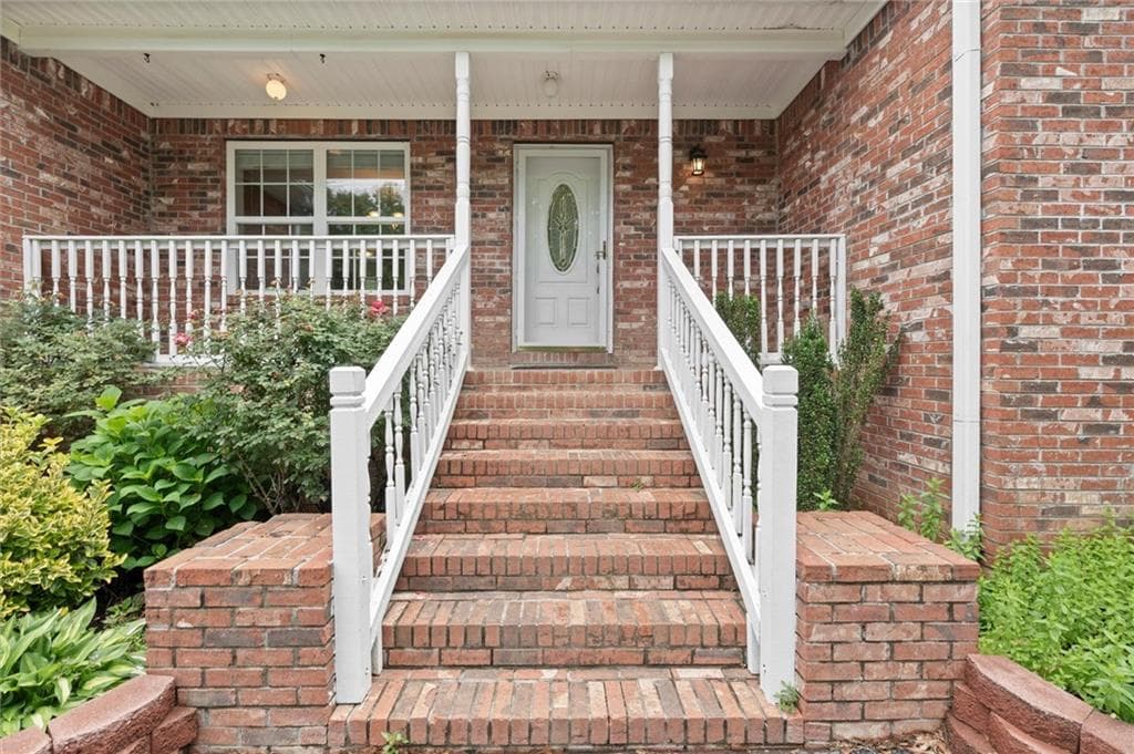 5 bedroom, 3 bathroom, 2,174 sq ft single family residence for sale at 577 Everett Springs Road, Calhoun, GA 30701 — photo 4