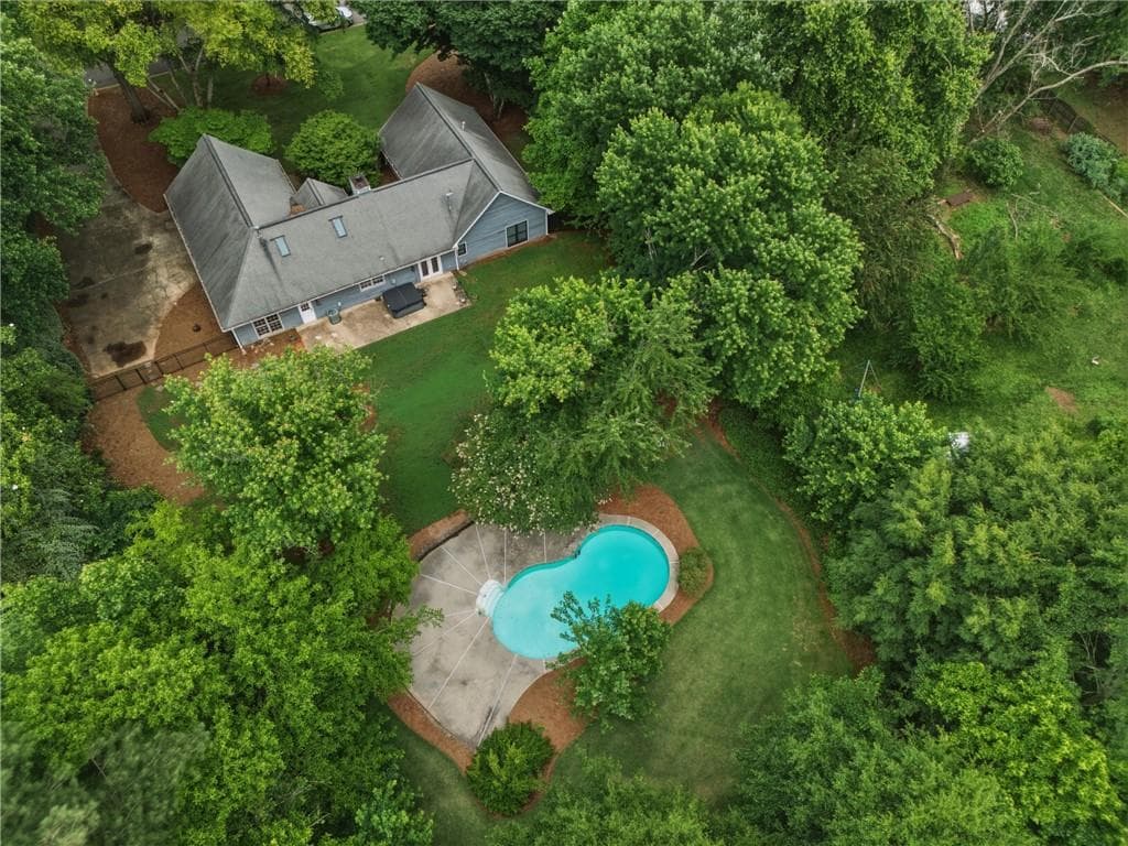 4 bedroom, 3 bathroom, 2,359 sq ft single family residence under contract at 555 Saddle Creek Circle, Roswell, GA 30076 — photo 2