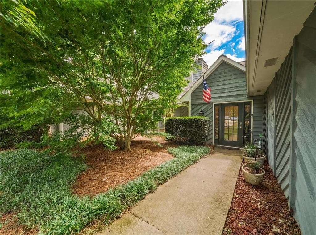 4 bedroom, 3 bathroom, 2,359 sq ft single family residence under contract at 555 Saddle Creek Circle, Roswell, GA 30076 — photo 6