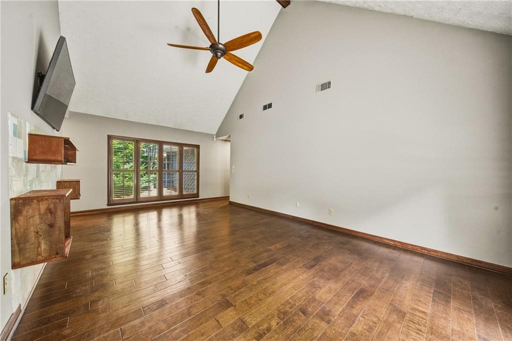 4 bedroom, 3 bathroom, 2,359 sq ft single family residence under contract at 555 Saddle Creek Circle, Roswell, GA 30076 — photo 9