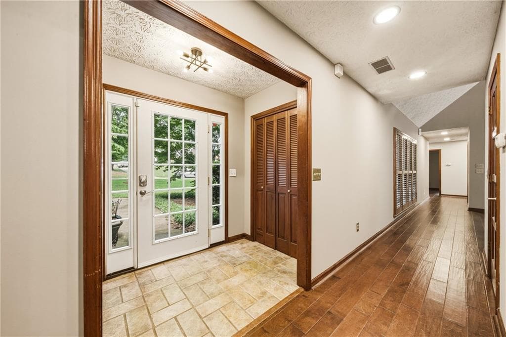 4 bedroom, 3 bathroom, 2,359 sq ft single family residence under contract at 555 Saddle Creek Circle, Roswell, GA 30076 — photo 7