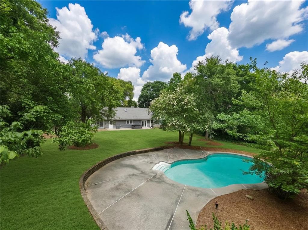 4 bedroom, 3 bathroom, 2,359 sq ft single family residence under contract at 555 Saddle Creek Circle, Roswell, GA 30076 — photo 3