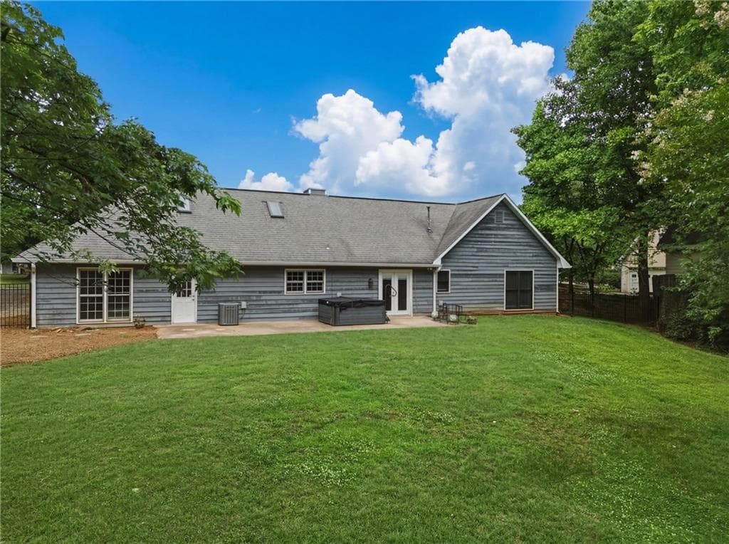 4 bedroom, 3 bathroom, 2,359 sq ft single family residence under contract at 555 Saddle Creek Circle, Roswell, GA 30076 — photo 4