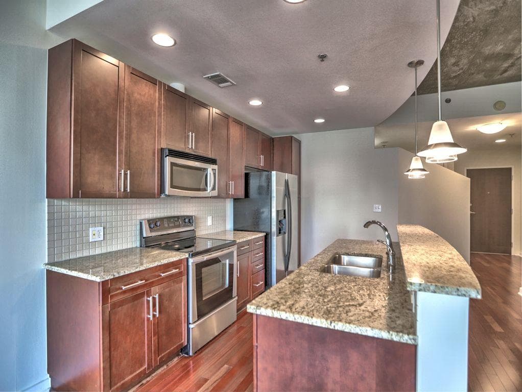 2 bedroom, 1 bathroom, 803 sq ft condominium for sale at 855 Peachtree Street 2208, Atlanta, GA 30308 — photo 6