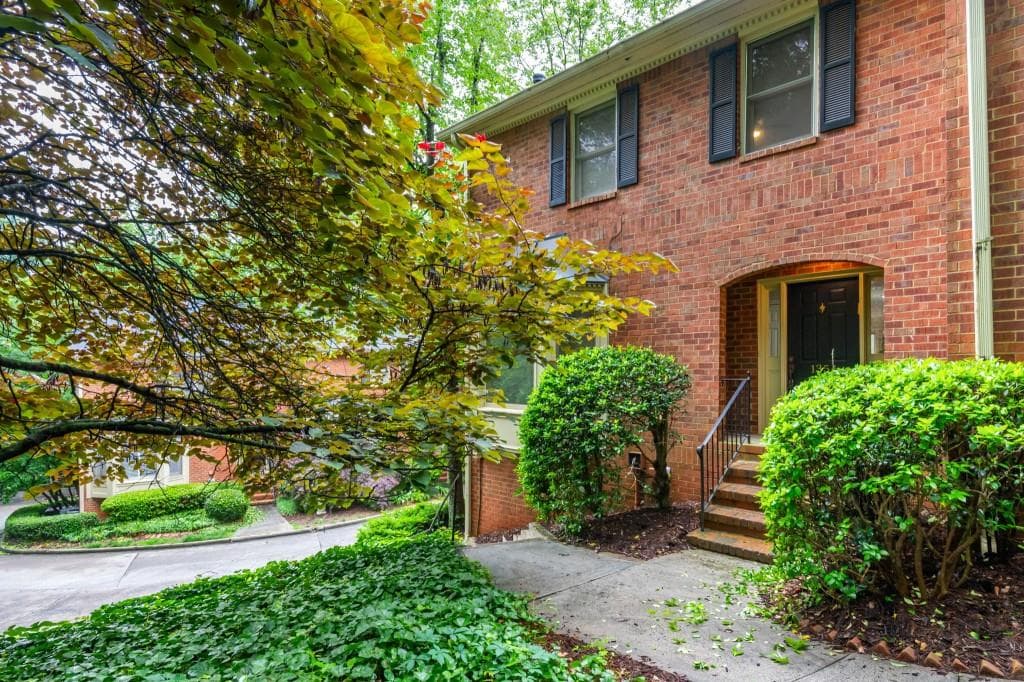 3 bedroom, 3 bathroom, 1,716 sq ft townhouse for sale at 1354 Sheffield Glen Way, Atlanta, GA 30329