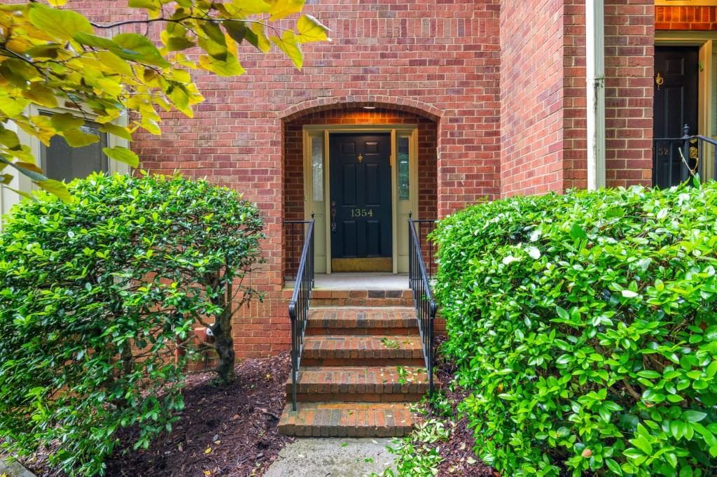 3 bedroom, 3 bathroom, 1,716 sq ft townhouse for sale at 1354 Sheffield Glen Way, Atlanta, GA 30329 — photo 2