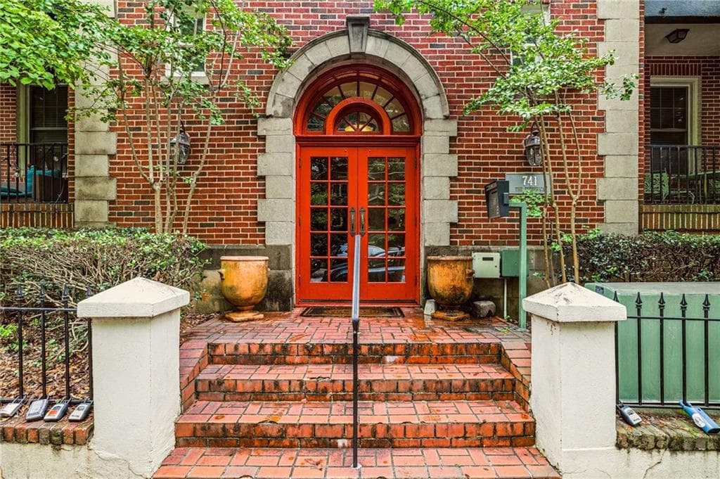 1 bedroom, 1 bathroom, 740 sq ft condominium for sale at 741 Frederica Street 14, Atlanta, GA 30306 — photo 4
