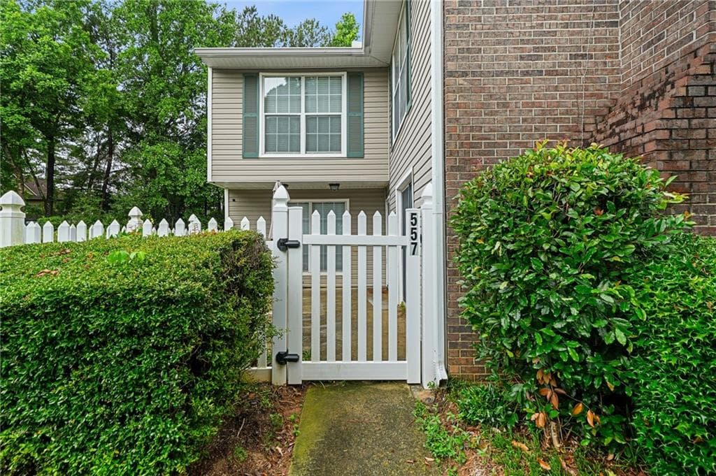 2 bedroom, 2 bathroom, 1,170 sq ft townhouse sold at 557 Picketts Bend Court, Marietta, GA 30008