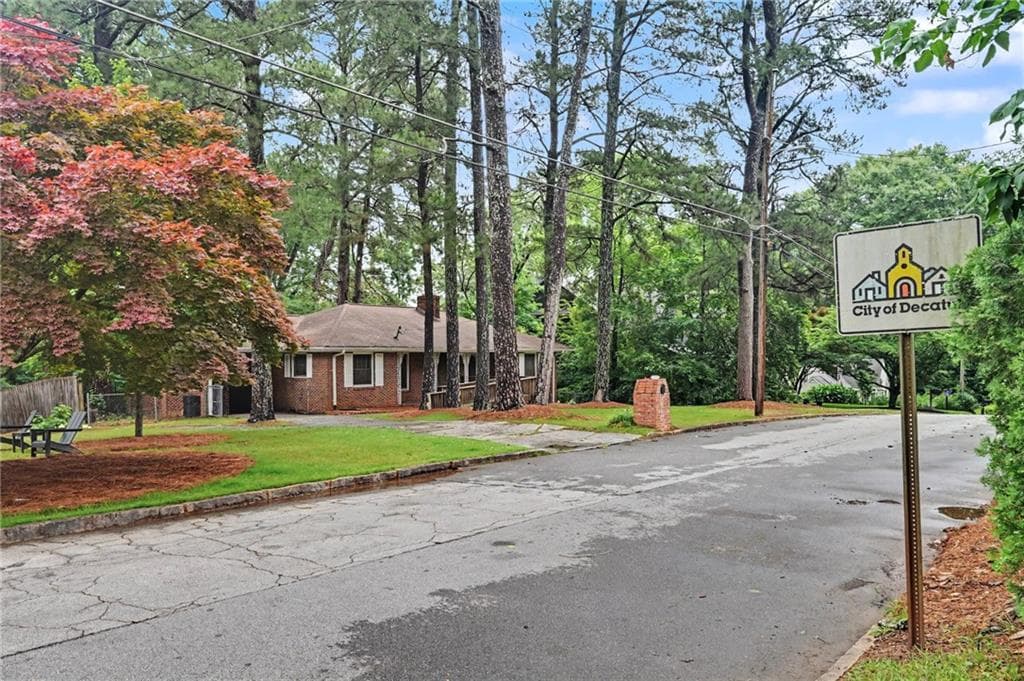 3 bedroom, 2 bathroom, 1,506 sq ft single family residence for sale at 424 E Pharr Road, Decatur, GA 30030 — photo 5