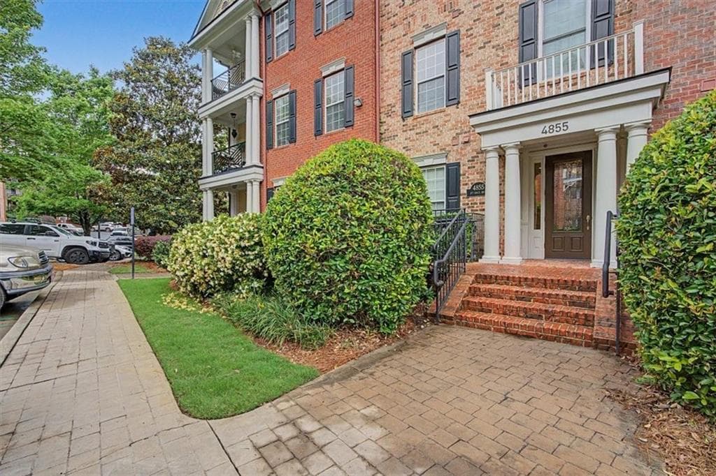 2 bedroom, 2 bathroom, 1,630 sq ft condominium for sale at 4855 Ivy Ridge Drive 204, Atlanta, GA 30339 — photo 1 of 44