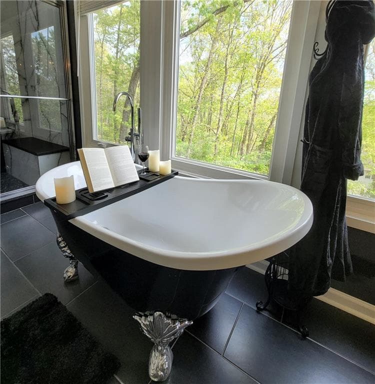 4 bedroom, 3 bathroom, 2,834 sq ft single family residence under contract at 225 NACOOCHEE Drive, Woodstock, GA 30188 — photo 2