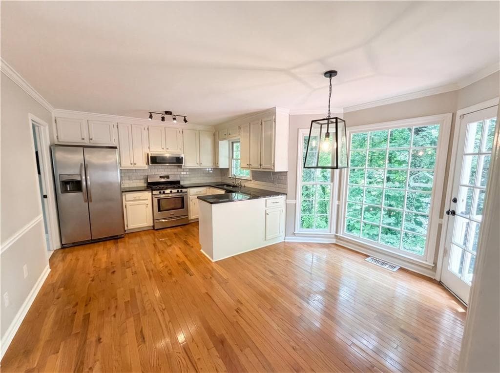 3 bedroom, 3 bathroom, 2,357 sq ft single family residence under contract at 3514 Nettle Lane, Roswell, GA 30075 — photo 2