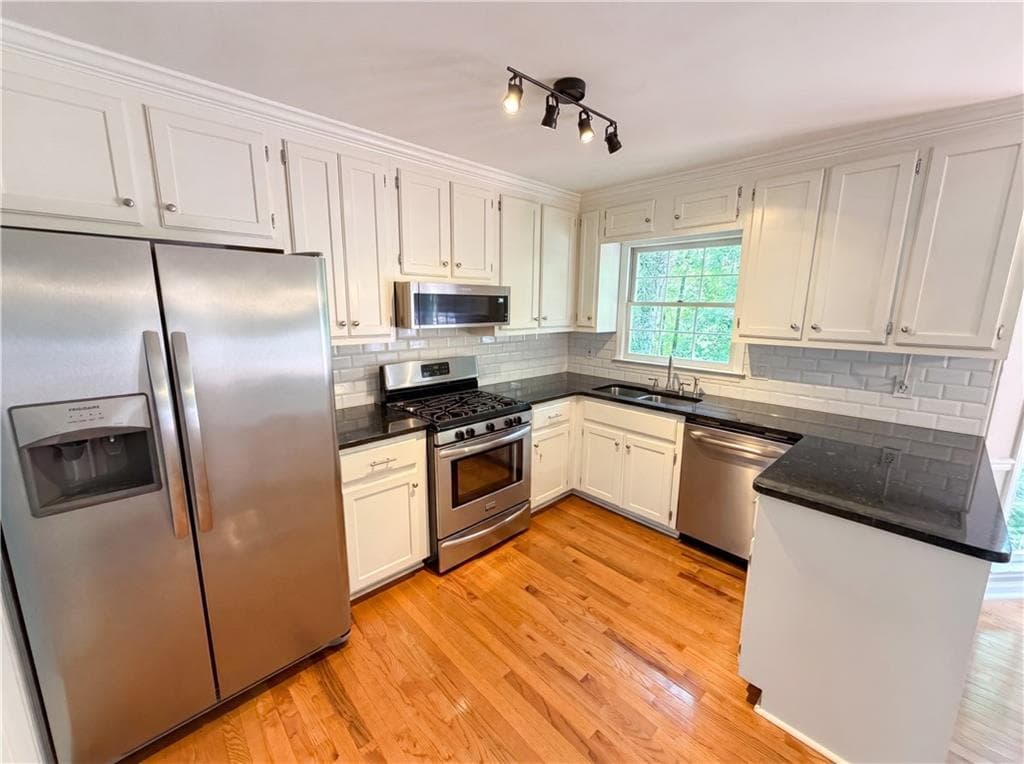 3 bedroom, 3 bathroom, 2,357 sq ft single family residence under contract at 3514 Nettle Lane, Roswell, GA 30075 — photo 9