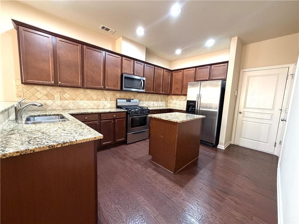 3 bedroom, 3 bathroom, 2,018 sq ft single family residence for rent at 6215 Crested Moss Drive, Alpharetta, GA 30004 for $2,600 a month — photo 9