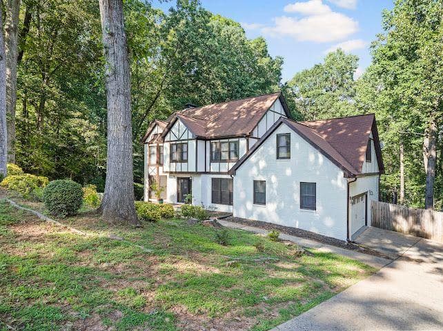 5 bedroom, 4 bathroom, 4,409 sq ft single family residence for sale at 4640 CALLEIGH Way, Snellville, GA 30039 — photo 2