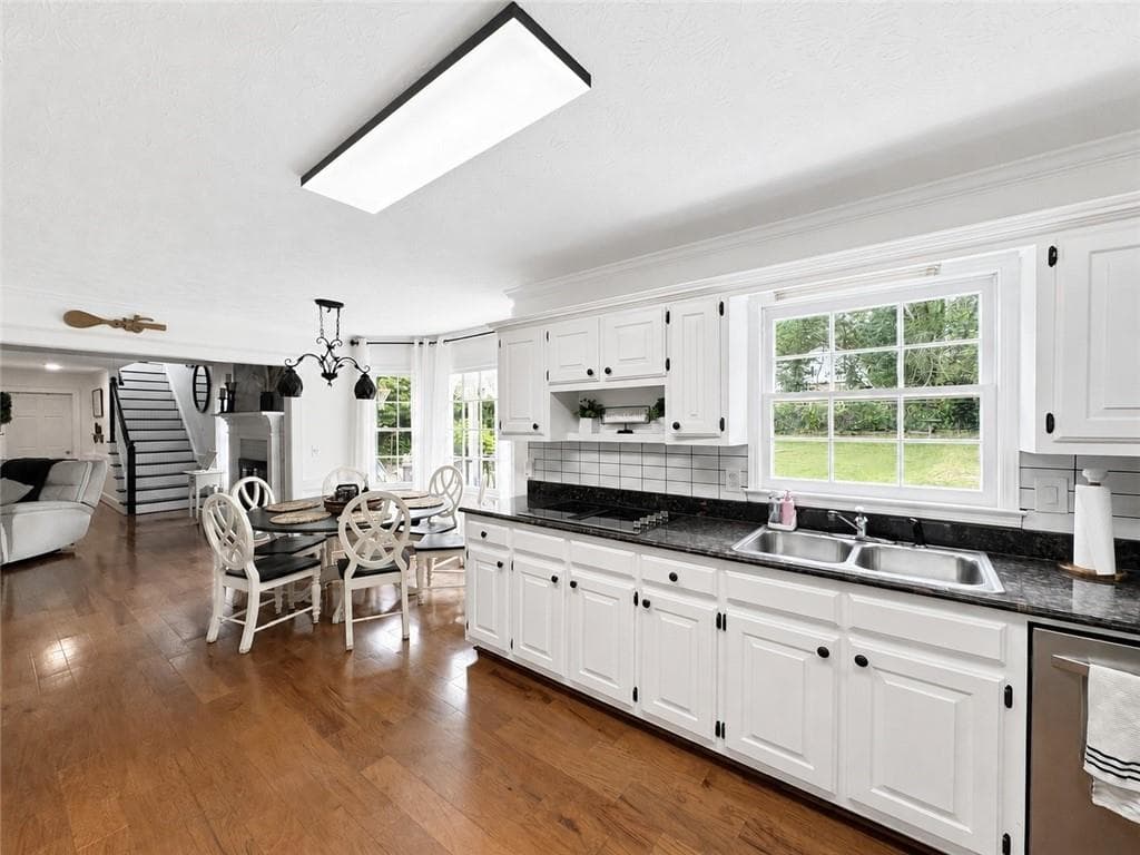 5 bedroom, 3 bathroom, 4,255 sq ft single family residence under contract at 2472 Chimney Top Lane, Snellville, GA 30078 — photo 6