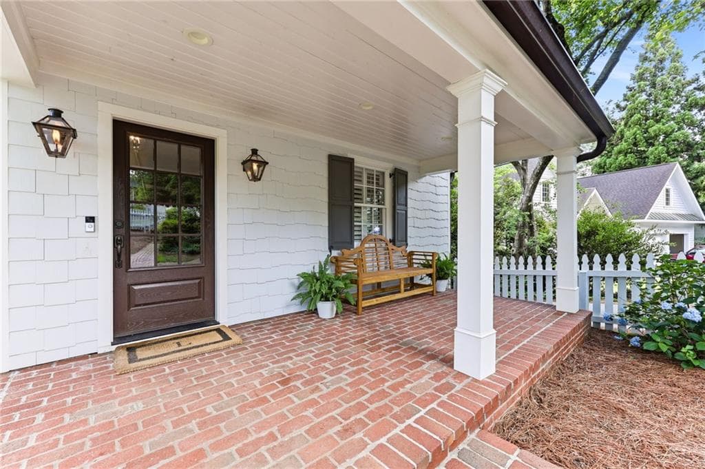 5 bedroom, 5 bathroom, 6,441 sq ft single family residence under contract at 798 Cherokee Road, Gainesville, GA 30501 — photo 2