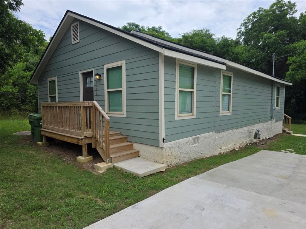 3 bedroom, 2 bathroom, 1,316 sq ft single family residence for sale at 722 Lacy Street, Monroe, GA 30655