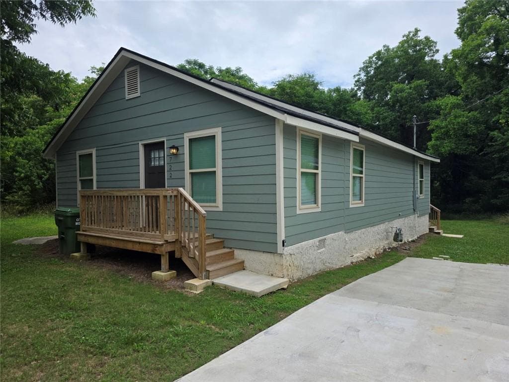3 bedroom, 2 bathroom, 1,316 sq ft single family residence for sale at 722 Lacy Street, Monroe, GA 30655 — photo 2