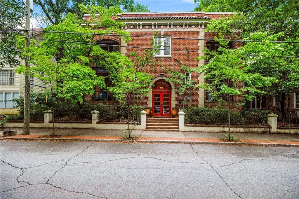 1 bedroom, 1 bathroom, 740 sq ft condominium for sale at 741 Frederica Street 14, Atlanta, GA 30306 — photo 3