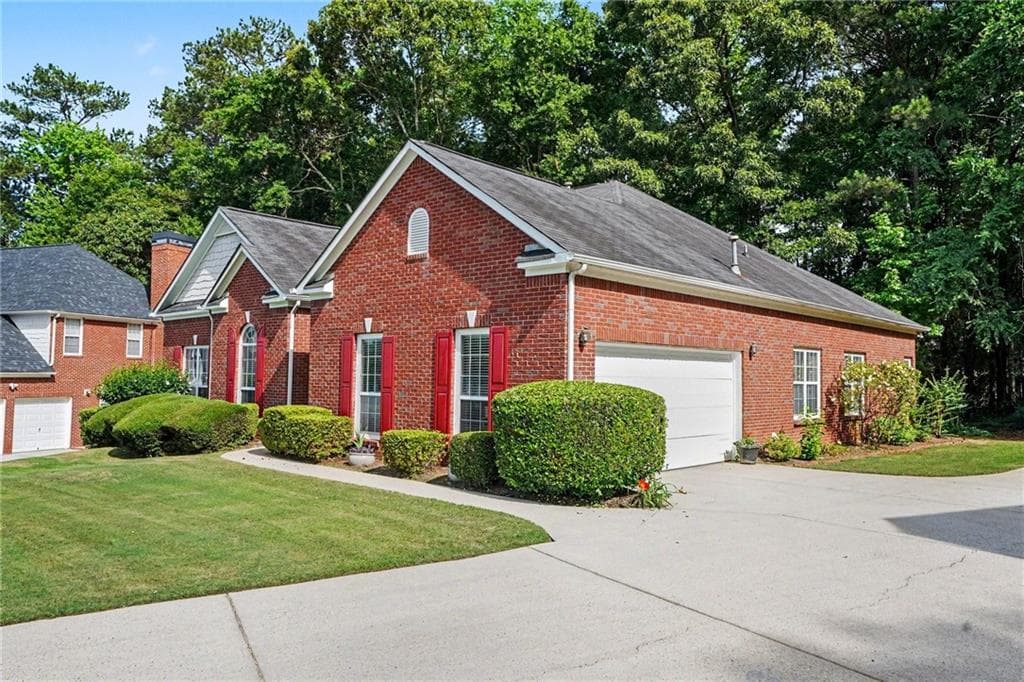 4 bedroom, 2 bathroom, 2,142 sq ft single family residence under contract at 8195 N Links Drive, Covington, GA 30014 — photo 2