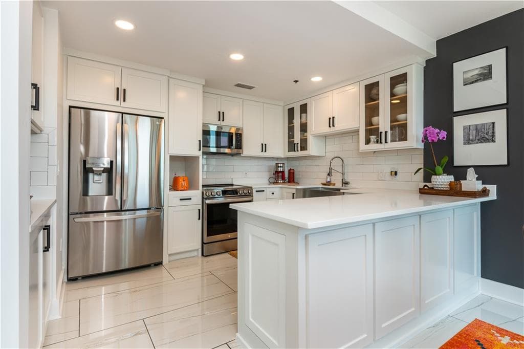 2 bedroom, 3 bathroom, 1,703 sq ft condominium for sale at 2870 Pharr Court South 3004, Atlanta, GA 30305 — photo 6