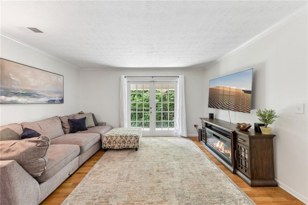 2 bedroom, 2 bathroom, 1,060 sq ft condominium under contract at 1150 Collier Road 15J, Atlanta, GA 30318 — photo 2