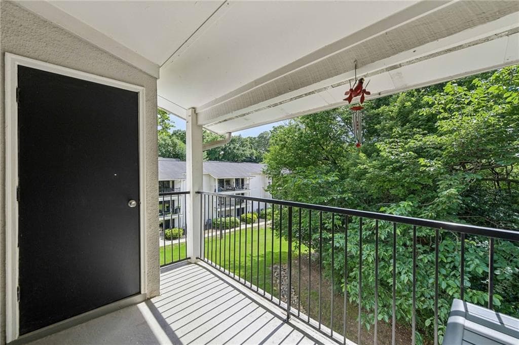 2 bedroom, 2 bathroom, 1,060 sq ft condominium under contract at 1150 Collier Road 15J, Atlanta, GA 30318 — photo 4