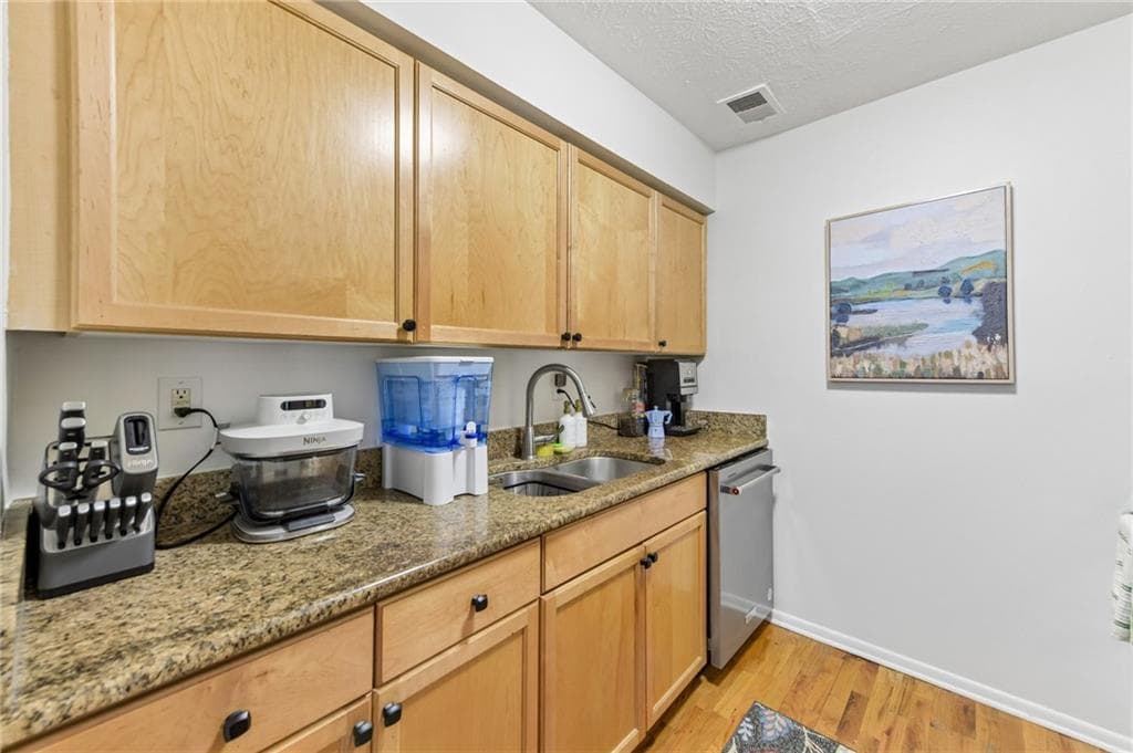 2 bedroom, 2 bathroom, 1,060 sq ft condominium under contract at 1150 Collier Road 15J, Atlanta, GA 30318 — photo 7