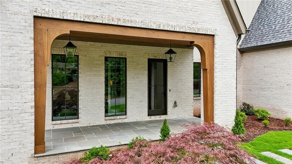 5 bedroom, 6 bathroom, 5,005 sq ft single family residence under contract at 680 Edgewater Trail, Atlanta, GA 30328 — photo 2