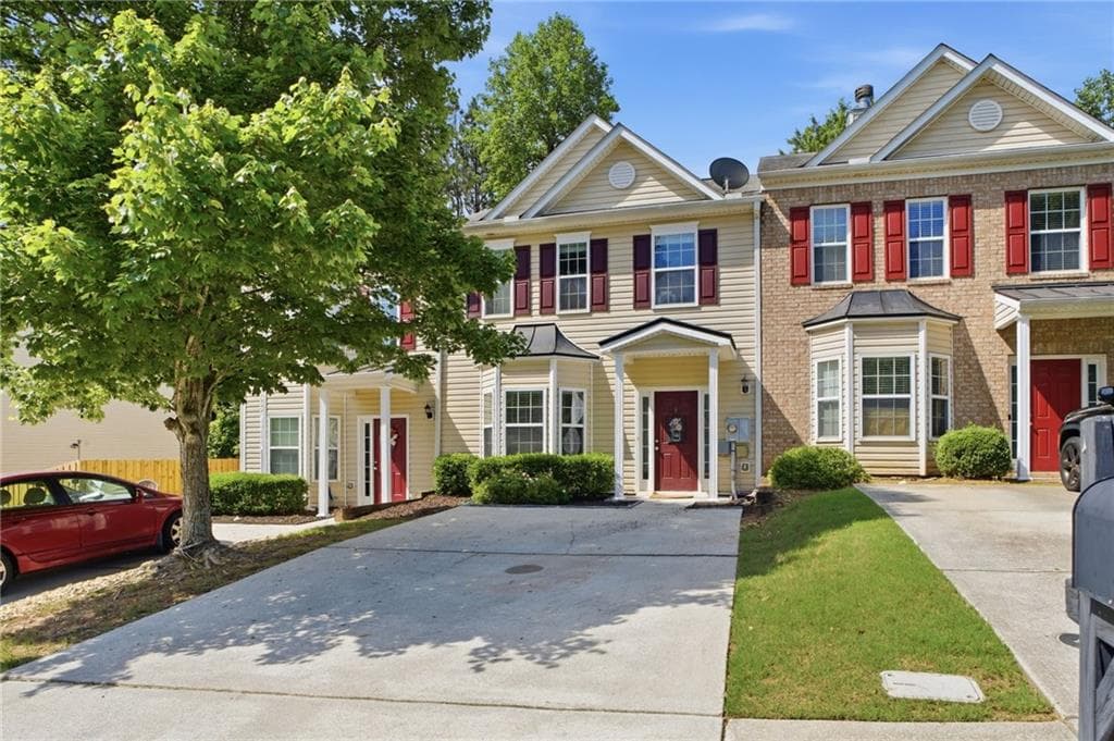 2 bedroom, 3 bathroom, 1,368 sq ft townhouse for sale at 5216 Birch Court, Oakwood, GA 30566 — photo 2