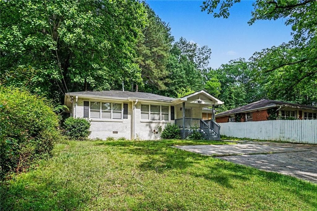 3 bedroom, 1 bathroom, 1,054 sq ft single family residence for sale at 164 Fairburn Road, Atlanta, GA 30331