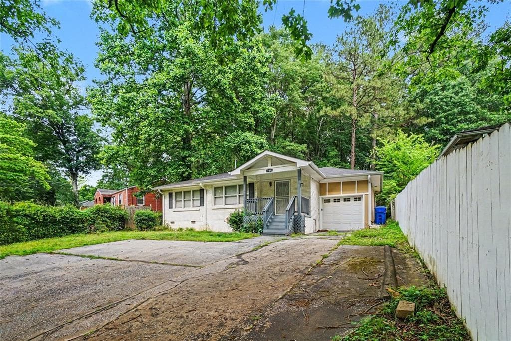 3 bedroom, 1 bathroom, 1,054 sq ft single family residence for sale at 164 Fairburn Road, Atlanta, GA 30331 — photo 2