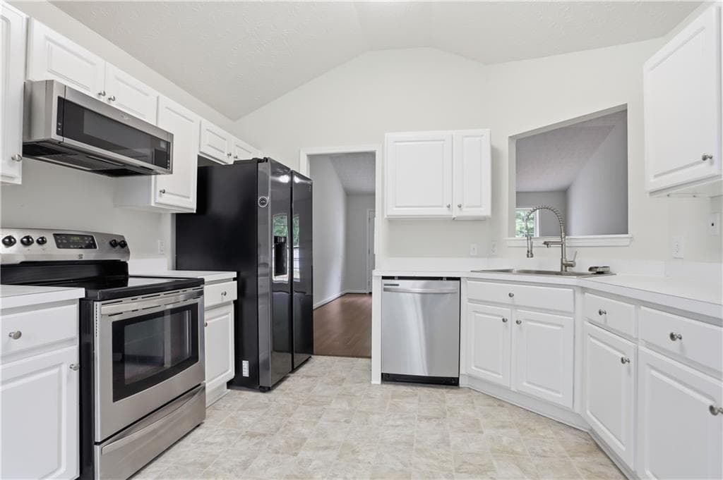 3 bedroom, 2 bathroom, 1,640 sq ft single family residence under contract at 65 Williams Court, Hoschton, GA 30548 — photo 3