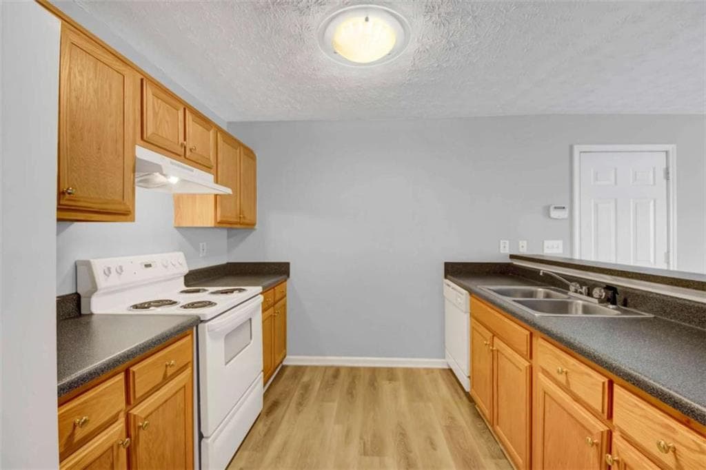 3 bedroom, 2 bathroom, 1,554 sq ft single family residence under contract at 65 Mabry Place Court, Covington, GA 30014 — photo 6