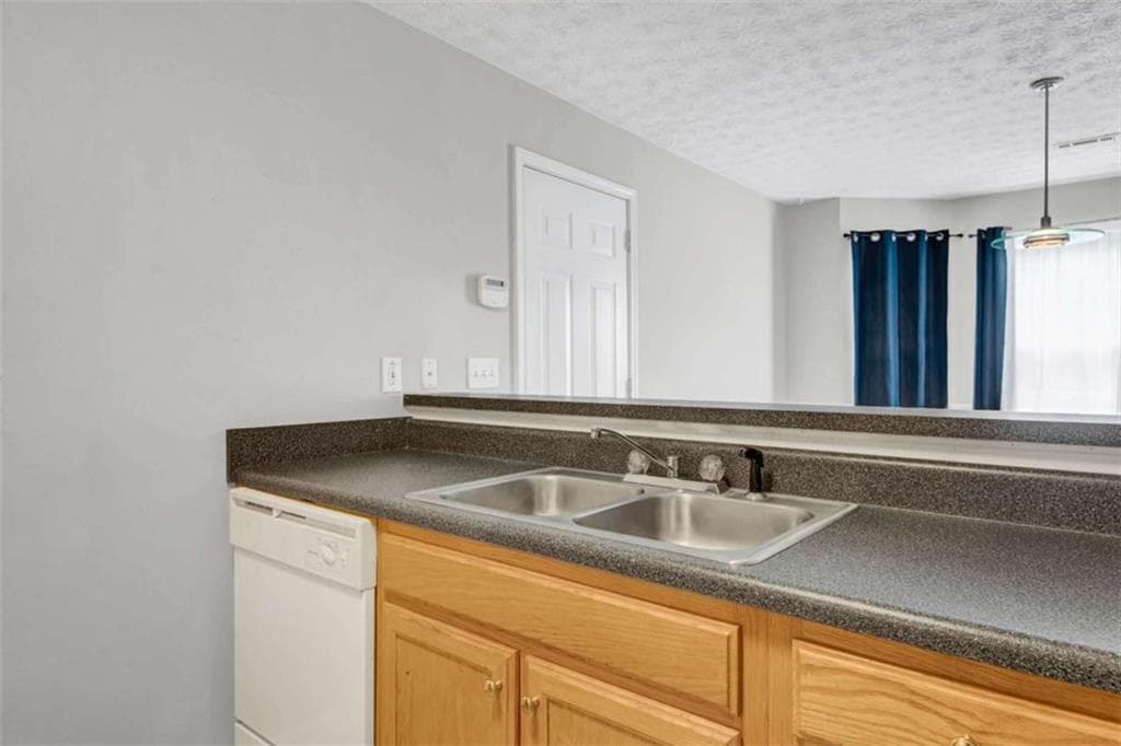 3 bedroom, 2 bathroom, 1,554 sq ft single family residence under contract at 65 Mabry Place Court, Covington, GA 30014 — photo 7
