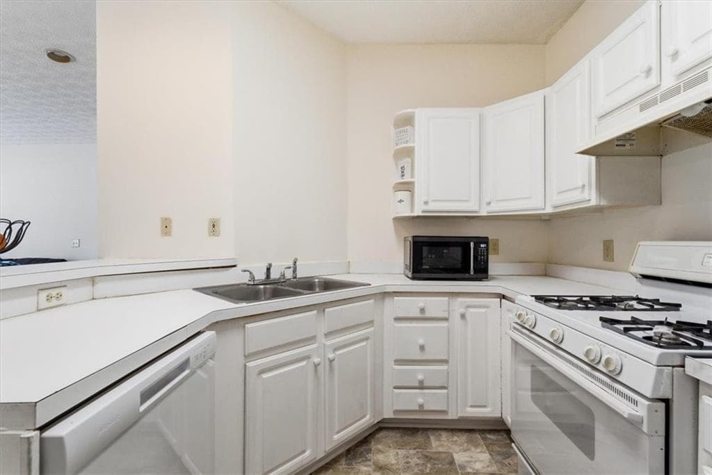 2 bedroom, 2 bathroom, 1,172 sq ft condominium for sale at 4379 Orchard Park Court, Stone Mountain, GA 30083 — photo 8