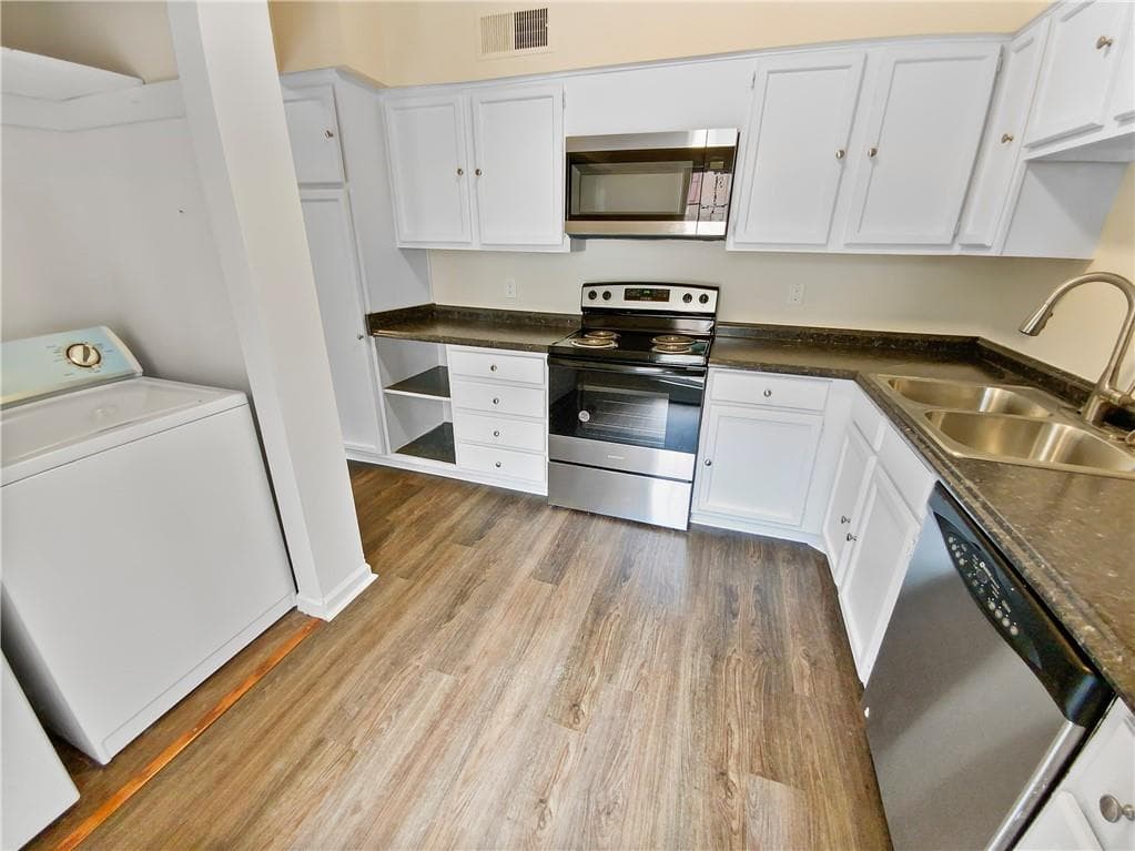 3 bedroom, 3 bathroom, 2,240 sq ft condominium for sale at 502 Brandywine Circle, Atlanta, GA 30350 — photo 6